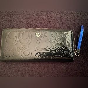 ⭐️Coach Poppy Zip Patent Leather Wallet⭐️